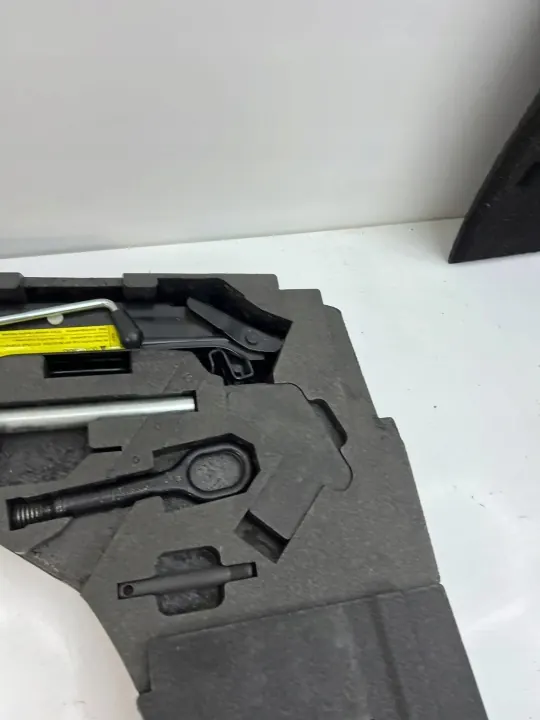 OEM 8P0864501D Tavaratilan lattia Audi S3 8V SB image 5