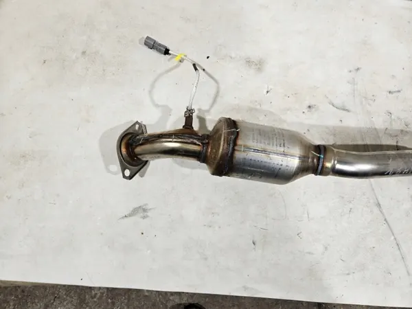 Toyota COROLLA E21 30Y28 Silencieux Central Catalyseur image 3