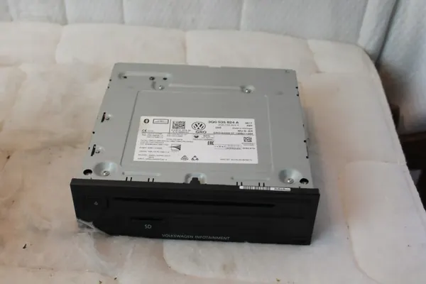 MIB2 Radioyksikkö OEM 3Q35824a VW Passat B8 Golf VII:lle image 2
