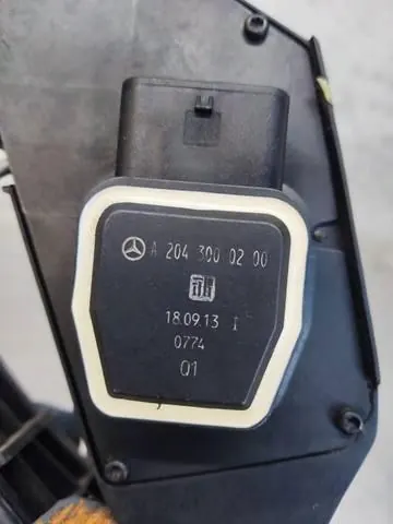 Mercedes E-Klasse W207 Gaspedalpotentiometer OEM A2043000200 image 6