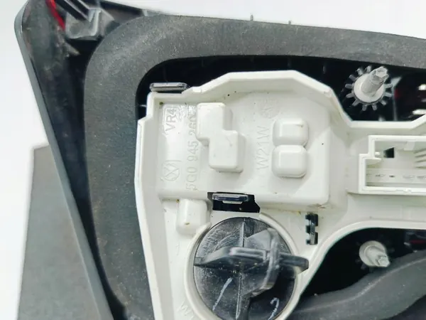 Volkswagen Golf VII 7 HB 12 - Lámpara trasera derecha del maletero image 10