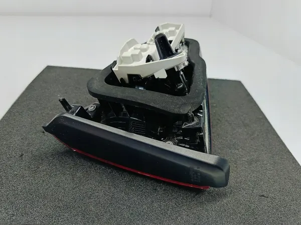 Volkswagen Golf VII 7 HB 12 - Lámpara trasera derecha del maletero image 7