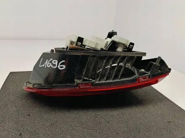 Volkswagen Golf VII 7 HB 12 - Lámpara trasera derecha del maletero image 8