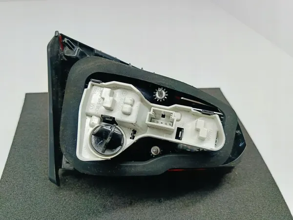 Volkswagen Golf VII 7 HB 12 - Lámpara trasera derecha del maletero image 9