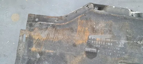 Audi A5 8W6 Höger Underredsskydd 8W6825208B image 2