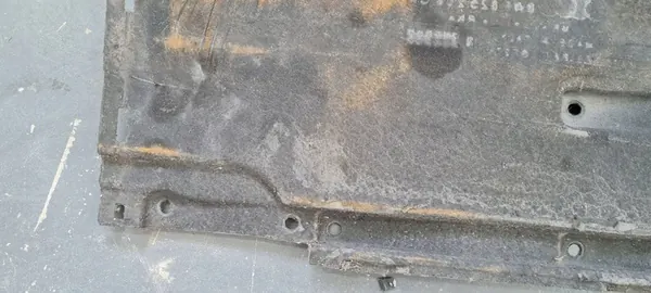 Audi A5 8W6 Höger Underredsskydd 8W6825208B image 3