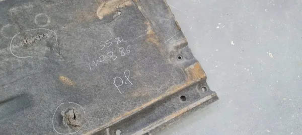 Audi A5 8W6 Höger Underredsskydd 8W6825208B image 7