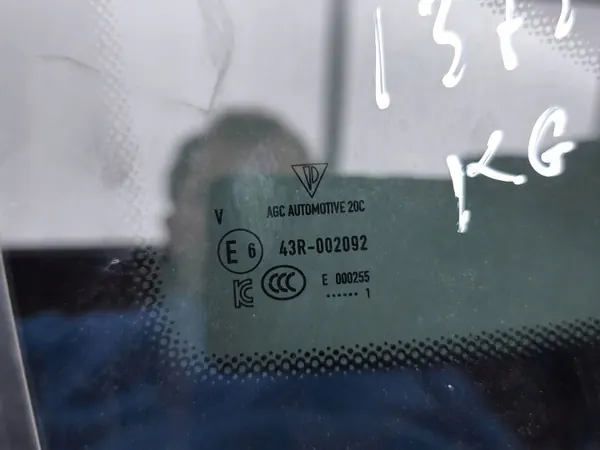 Porsche Taycan Karossglas Bak Vänster OEM 9J1845297 image 7