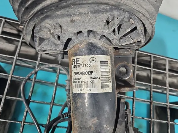 Fram Höger Stötdämpare Mercedes CLS II C218 10- image 2