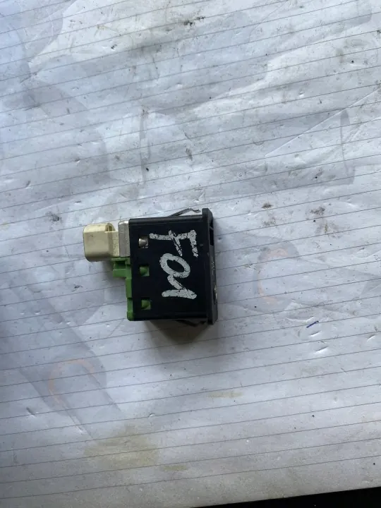 Tomada USB/AUX BMW OEM 250552 - Usado image 3