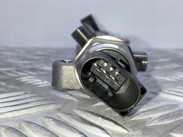 Bränsletrycksregulator OEM 04L089B för Audi A3 S3 image 5