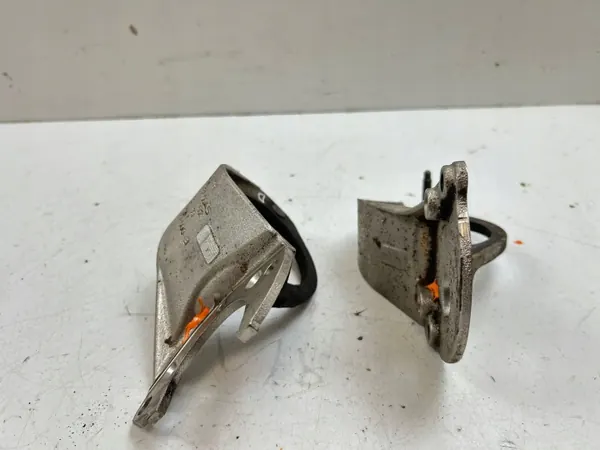Soporte de escape BMW M5 OEM 7845045 - Usado image 3
