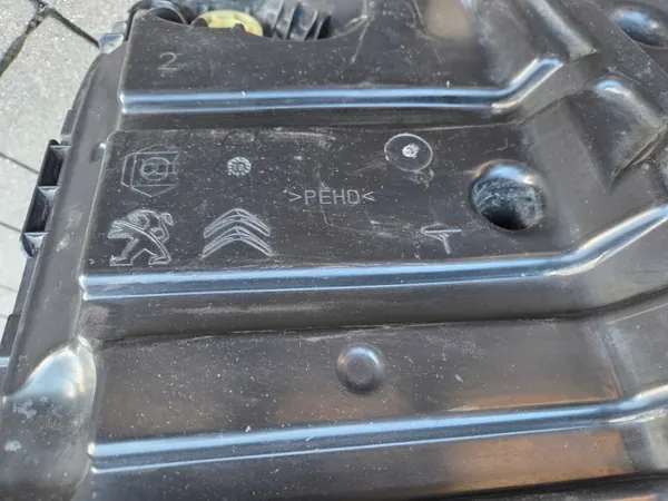Réservoir AdBlue complet OEM 12678023 pour Peugeot 208 II image 10