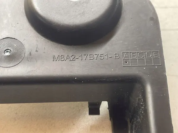 Support de montage droit Range Rover L560 OE image 4