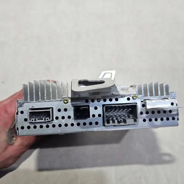 Tesla Model S Plaid Äänenvahvistin OEM 153726420E image 6