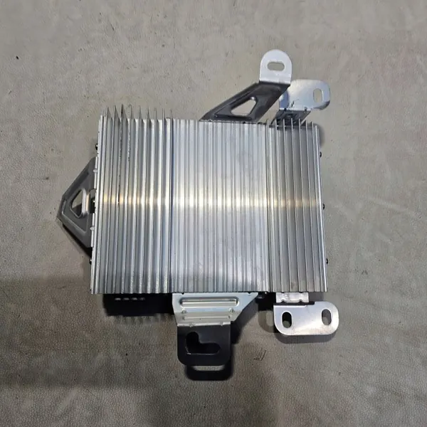 Tesla Model S Plaid Äänenvahvistin OEM 153726420E image 7