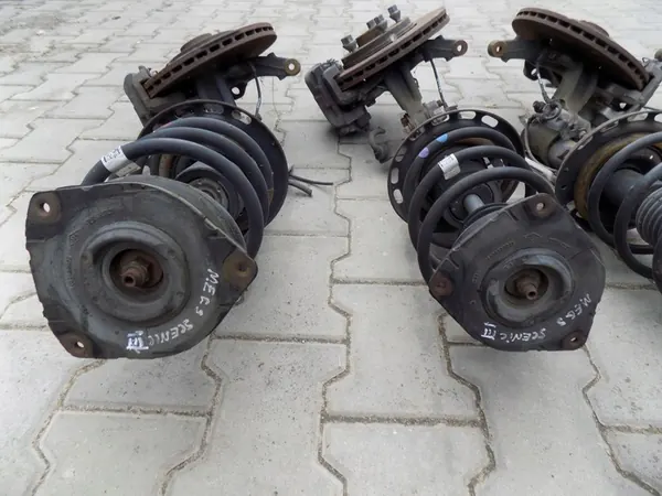 Snodi anteriori sinistro e destro Renault Megane III Scenic III image 5