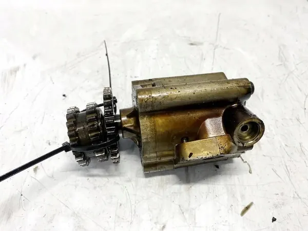 Bomba de aceite Mazda 5 2006 1.8L LF0214100A image 3