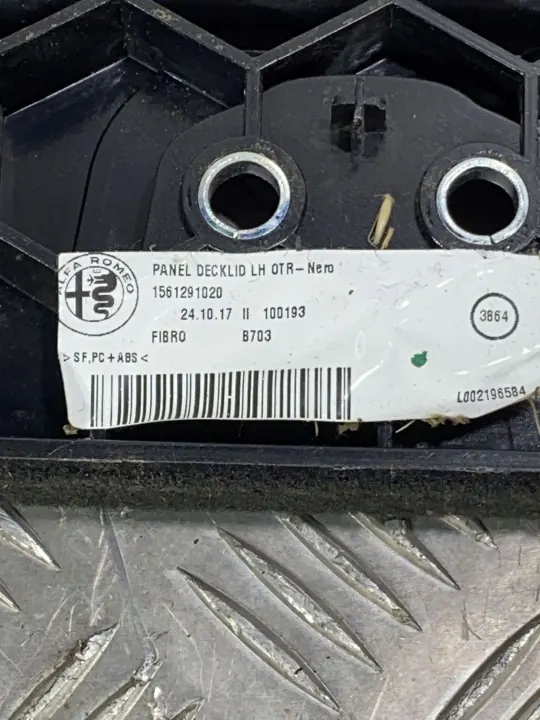 Alfa Romeo Stelvio 2.0T 21r Moldura porta-malas esquerda traseira OEM 1561291020 image 4
