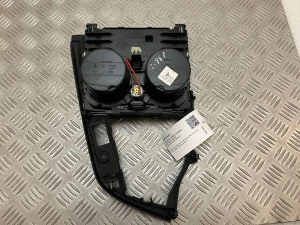 BMW 4 F36 Juomaholderi OEM 105495994C - Etutunneli image 4