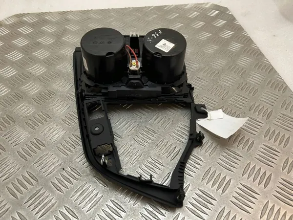 BMW 4 F36 Juomaholderi OEM 105495994C - Etutunneli image 6