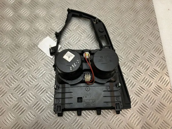 BMW 4 F36 Juomaholderi OEM 105495994C - Etutunneli image 8