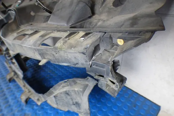 Renault Megane IV Grillikehikon Vahvike OEM 620360534R image 3