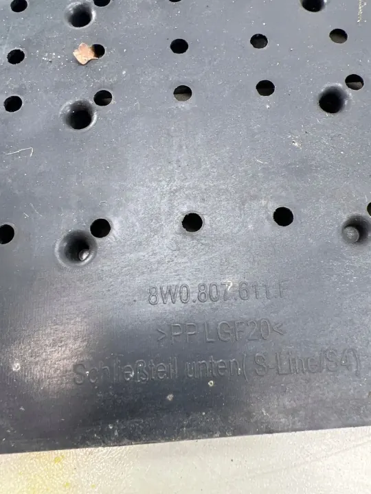 Audi A4 B9 Lift 19- Placa Parachoques Delantera OEM 8W0807611E image 3