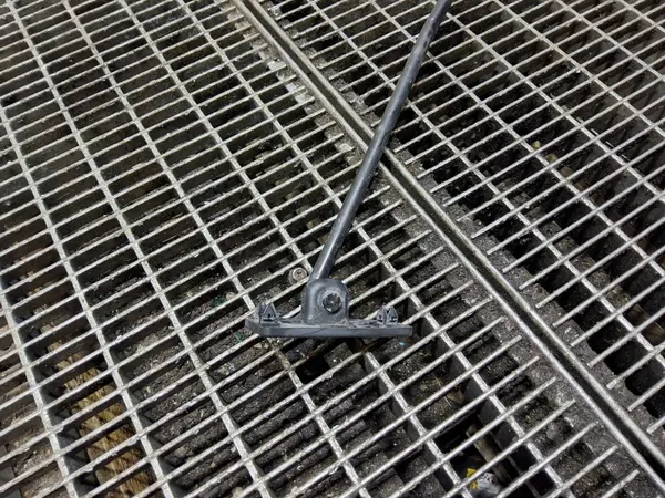 Soporte de capó Opel Cascada OEM SKE58293 - Usado image 3
