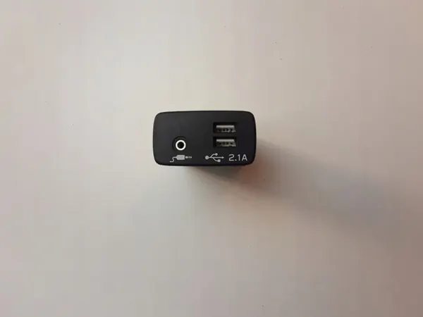 Tomada USB Subaru Forester OEM 86257SJ131 image 2