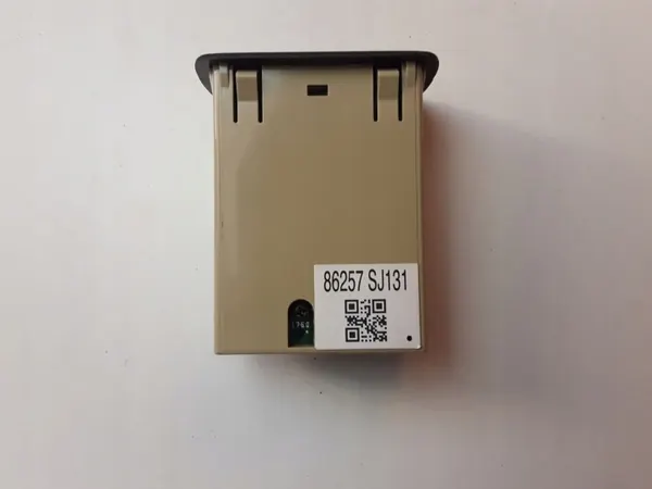 Tomada USB Subaru Forester OEM 86257SJ131 image 3