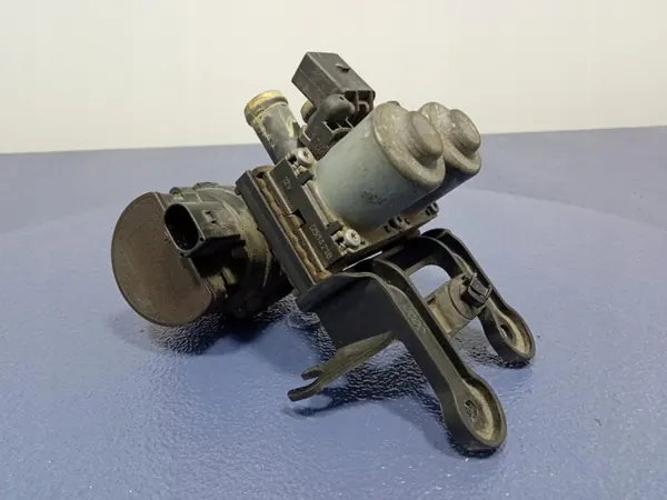 Válvula Calefacción Bomba Agua Audi A6 C6 3.0 TDI OEM 4F1959617A image 2
