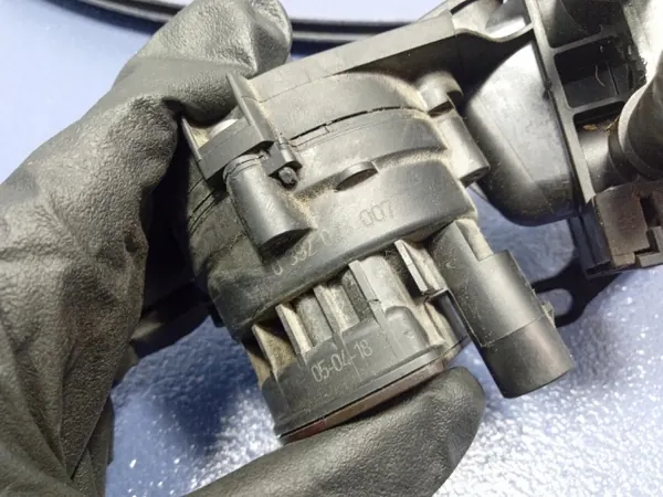 Válvula Calefacción Bomba Agua Audi A6 C6 3.0 TDI OEM 4F1959617A image 9