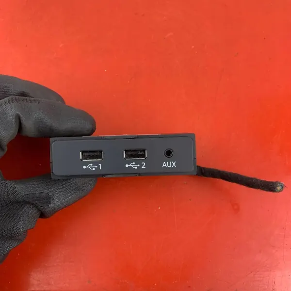 Porta USB AUX Audi Q7 OEM 4M0035736A - Usado image 3