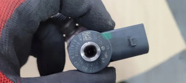 Iniettore Audi A5 2.0 TDI OE 04L130277P image 5