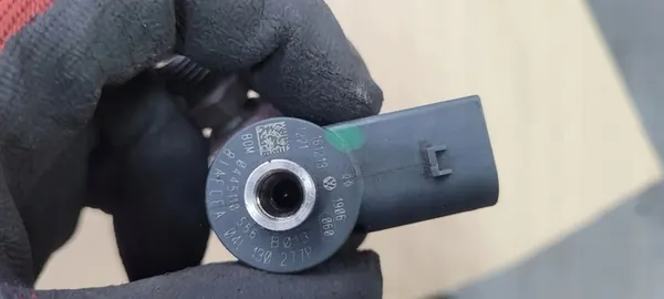 Iniettore Audi A5 2.0 TDI OE 04L130277P image 6