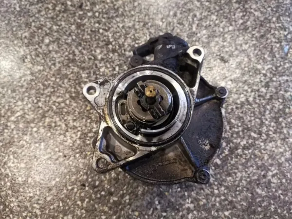 Bomba de vacío Audi OE 057145100G - Usada image 2