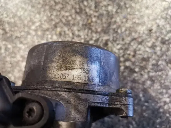 Bomba de vacío Audi OE 057145100G - Usada image 3