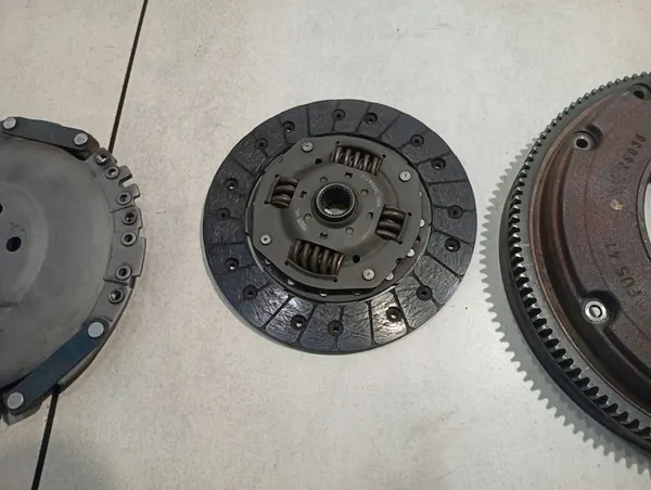 Embreagem completa VW Golf IV 1.4 16V OEM 027105273D image 7