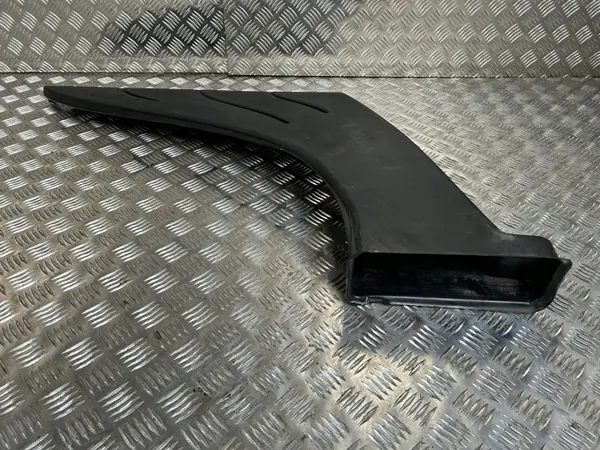 Tesla Model S 2017 Matkustamon ilmakanava OEM 105933500B image 4