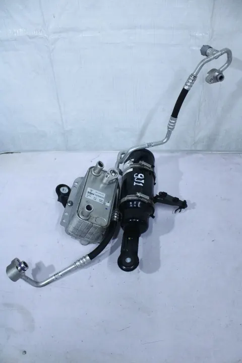 Porsche Taycan Kühlerabstreifer OEM 9J1816412 image 2