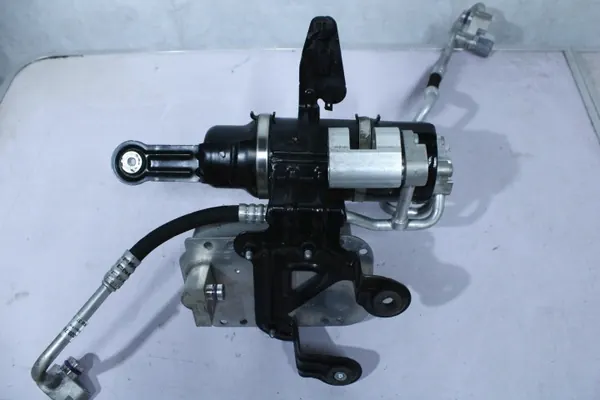 Porsche Taycan Kühlerabstreifer OEM 9J1816412 image 4