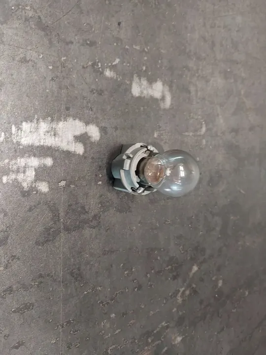 Soporte de bombilla de señal de giro trasero izquierdo VW Passat B5 B5.5 FL image 2