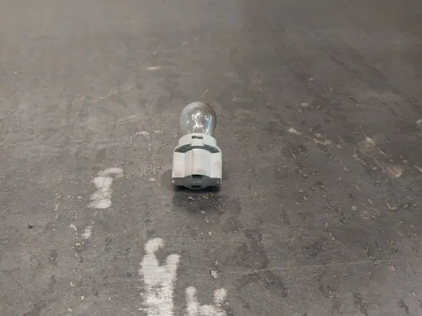 Soporte de bombilla de señal de giro trasero izquierdo VW Passat B5 B5.5 FL image 3