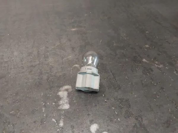 Soporte de bombilla de señal de giro trasero izquierdo VW Passat B5 B5.5 FL image 4