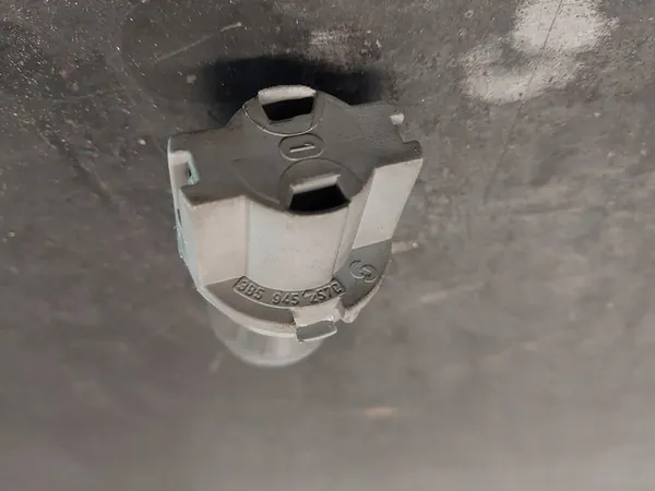 Soporte de bombilla de señal de giro trasero izquierdo VW Passat B5 B5.5 FL image 5