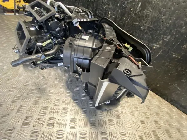 Carcaça do Ventilador Volvo OEM P32226260 Usado image 3