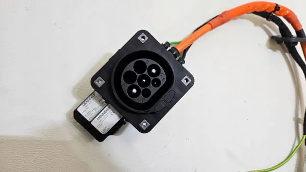 Mercedes W205 C-luokan plug-in hybridin latauspistoke OEM A2055400627 image 6