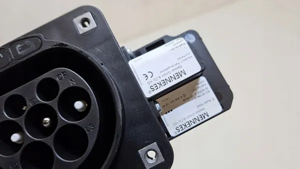 Mercedes W205 C-luokan plug-in hybridin latauspistoke OEM A2055400627 image 8