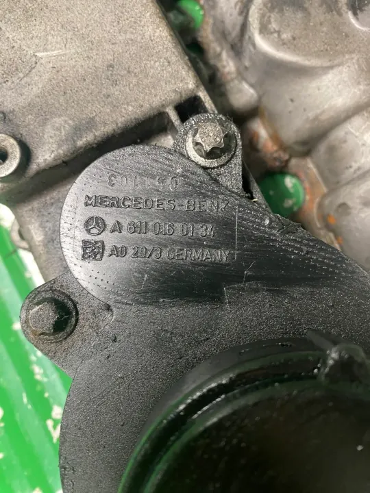 Mercedes-venttiilikansi OEM A6110162005 - Käytetty image 3
